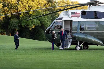 KEMBALI KE RUMAH PUTIH: Presiden Amerika Syarikat, Encik Donald Trump, membalas tabik hormat anggota tentera yang menyambut ketibaannya sekembali beliau dari menghadiri Sidang Puncak G20 di Osaka, Jepun. Semasa menghadiri persidangan itu, Encik Trump turut mengunjungi Korea Selatan, dan mengadakan pertemuan ringkas dengan pemimpin Korea Utara, Encik Kim Jong-un di Zon Bebas Tentera (DMZ) antara kedua-dua negara, menjadikan beliau pemimpin Amerika pertama memasuki Korea Utara. - Foto AFP.