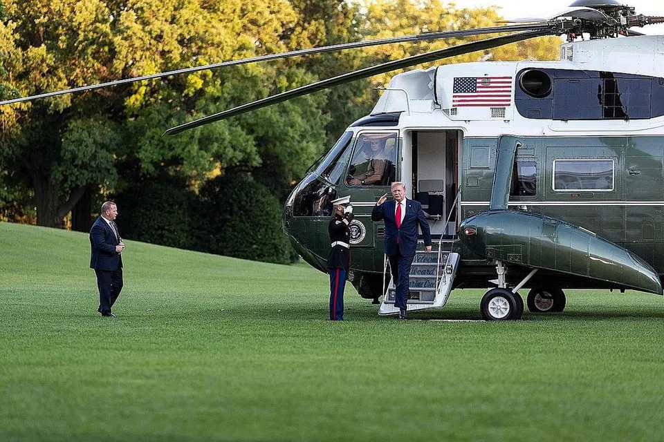 KEMBALI KE RUMAH PUTIH: Presiden Amerika Syarikat, Encik Donald Trump, membalas tabik hormat anggota tentera yang menyambut ketibaannya sekembali beliau dari menghadiri Sidang Puncak G20 di Osaka, Jepun. Semasa menghadiri persidangan itu, Encik Trump turut mengunjungi Korea Selatan, dan mengadakan pertemuan ringkas dengan pemimpin Korea Utara, Encik Kim Jong-un di Zon Bebas Tentera (DMZ) antara kedua-dua negara, menjadikan beliau pemimpin Amerika pertama memasuki Korea Utara. - Foto AFP.