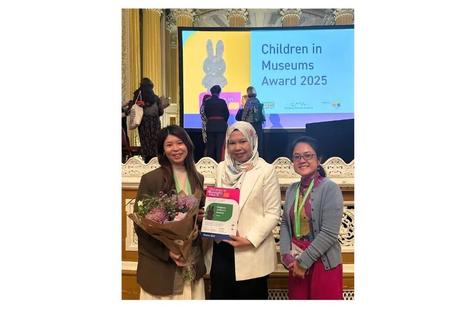 Pasukan Muzium Kanak-Kanak Singapura (CMSG), yang terdiri daripada (dari kiri) Pengurus Pendekatan Audiens CMSG, Cik Lydia Tan; Pengarah CMSG, Cik Asmah Alias; dan Kurator Kanan CMSG, Cik Mishelle Lim; bersama sijil pengiktirafan Anugerah ‘Children in Museums’ 2025 semasa Persidangan Hands On! International di Liverpool, England, pada 26 November.