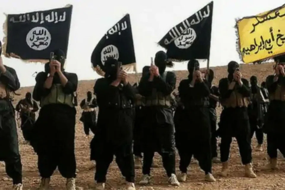 HANYA ILMU ISLAM YANG SAHIH DAPAT MEMBANTERAS KEJAHILAN DAN KEALPAAN INI: Kumpulan ISIS telah kehilangan kawasan taklukannya di bumi Syam, namun ideologi sesat mereka tetap berkembang dan akan terus menjadi inspirasi bagi sebahagian individu Muslim yang ketandusan ilmu Islam sejati. Besar kemungkinan pasti wujud 'khalifah' pengganti yang akan muncul selepas kematian ketua yang sebelumnya. Dan baiah palsu ini akan terus wujud untuk memastikan kitaran 'khalifah palsu' terus kekal. - Foto INTERNET