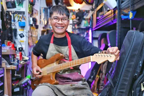 Gitar elektrik Encik Muhammad Hazieq Muhammad Nizam, yang diperbuat daripada kayu warisan Singapura berjaya disiapkannya pada hujung Januari.