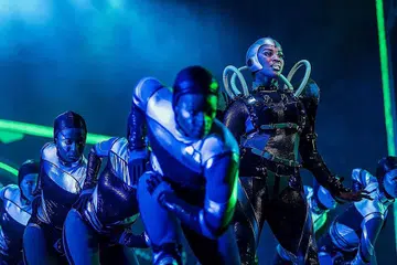 GEGARKAN PENTAS: Muzikal We Will Rock You menambat hati penonton dari sudut keseluruhan persembahan. - Foto ZEUS MARTINEZ PHOTOGRAPHY