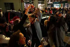 BENDUNG PENULARAN: Orang ramai kelihatan berpesta di jalanan selepas pub ditutup kerana perintah sekatan yang dilaksanakan di London, Britain. - Foto REUTERS