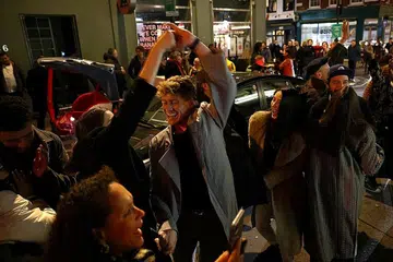 BENDUNG PENULARAN: Orang ramai kelihatan berpesta di jalanan selepas pub ditutup kerana perintah sekatan yang dilaksanakan di London, Britain. - Foto REUTERS