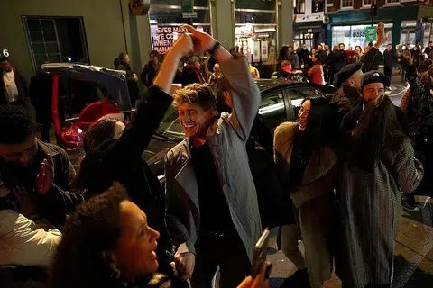 BENDUNG PENULARAN: Orang ramai kelihatan berpesta di jalanan selepas pub ditutup kerana perintah sekatan yang dilaksanakan di London, Britain. - Foto REUTERS