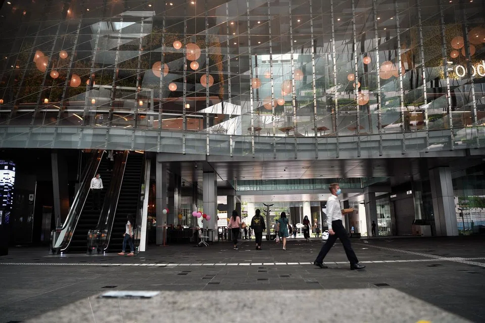 PELUANG PEKERJAAN BARU: Rakyat Singapura boleh merebut peluang pekerjaan baru dalam sektor seperti elektronik, tenaga dan kimia selepas Singapura berjaya menarik komitmen pelaburan $13 bilion dalam empat bulan pertama tahun ini - antara yang tertinggi sejak beberapa tahun lalu. Gambar pekerja di Asia Square di kawasan pusat bandar ini diambil kelmarin. - Foto BH oleh KUA CHEE SIONG