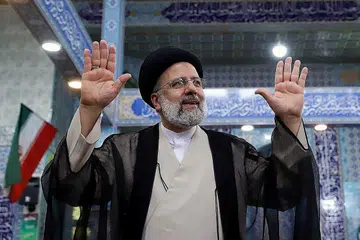 RAIH KEMENANGAN: Encik Ebrahim Raisi (kiri), yang bakal menjadi presiden baru Iran pada Ogos bagi menggantikan presiden sekarang Encik Hassan Rouhani, dipilih melalui proses terbuka, dengan tiga calon yang bersaing mengakui kekalahan mereka. - Foto REUTERS