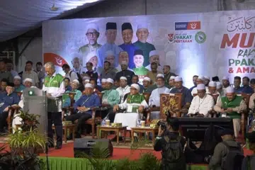 KINI SOKONG PAS: Bekas Perdana Menteri Malaysia, Tun Dr Mahathir Mohamad berucap di acara Malam Munajat Pakat Pertahan PAS, di Kota Bharu, Kelantan. 