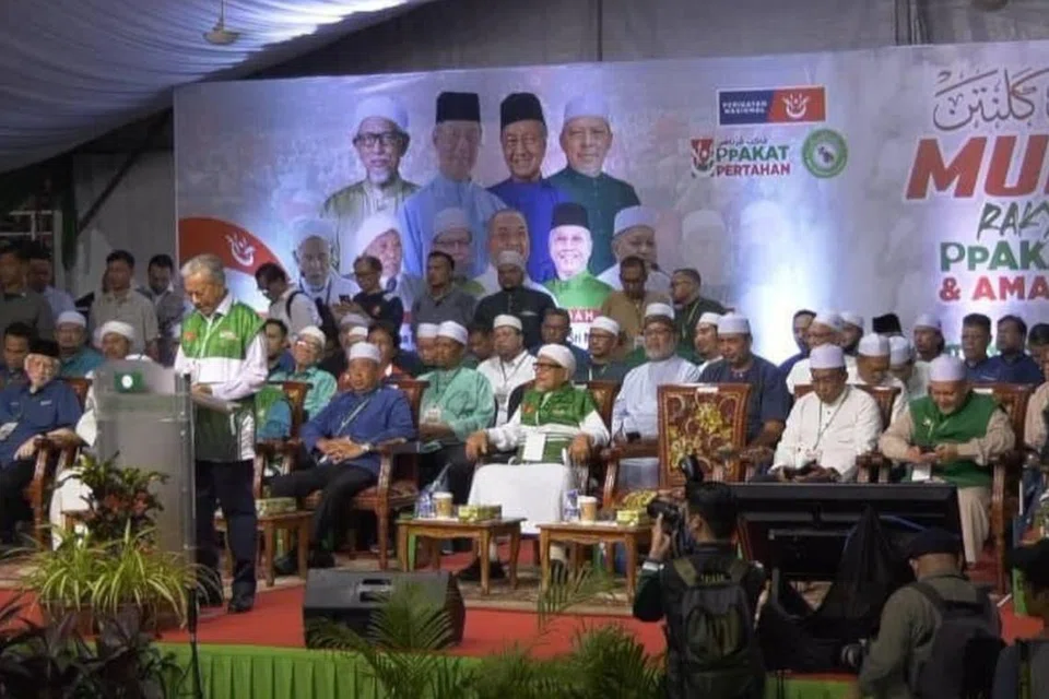 KINI SOKONG PAS: Bekas Perdana Menteri Malaysia, Tun Dr Mahathir Mohamad berucap di acara Malam Munajat Pakat Pertahan PAS, di Kota Bharu, Kelantan. 