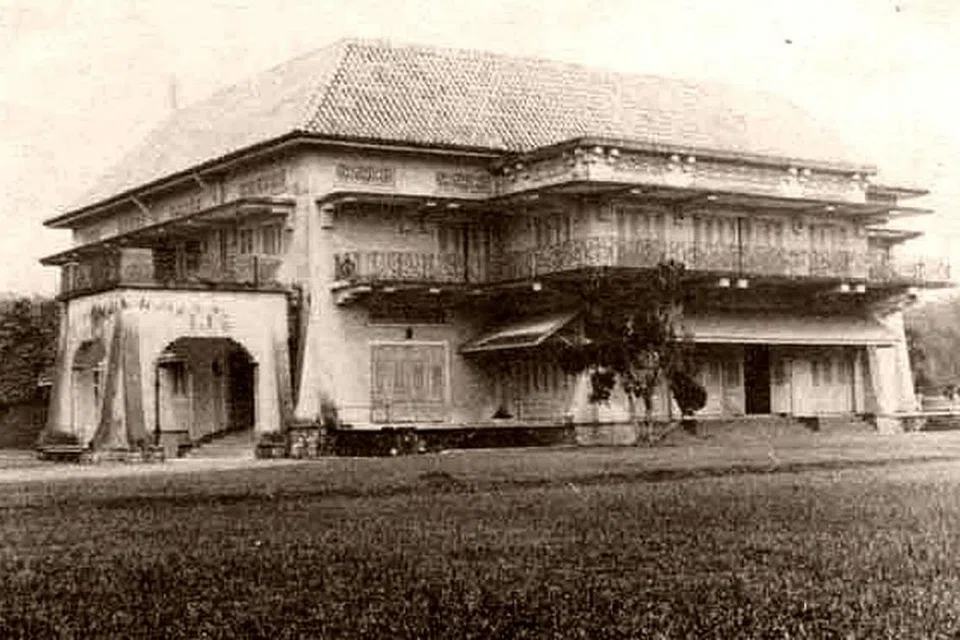 ISTANA WOODNEUK: Di zaman kegemilangannya (gambar atas) dan ketika dikunjungi Encik Sarafian bersama kumpulan Temasek Rural Exploring Enthusiast dan pelajar-pelajar yang menyertai lawatan menjejak warisan yang dianjurkannya tidak lama dulu.
