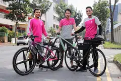 BERBASIKAL UNTUK AMAL: (Dari kiri) Encik Muhammad Farhan Mohamad Hamdi, Encik Lim Cheng Hwee dan Encik Nur Affandi Rostam akan menunggang basikal sejauh 68 kilometer berdasarkan sumbangan $680 yang mereka dapat kumpulkan hingga 26 September untuk acara Ride for Rainbows yang dianjurkan oleh Club Rainbow. - Foto BH oleh GAVIN FOO