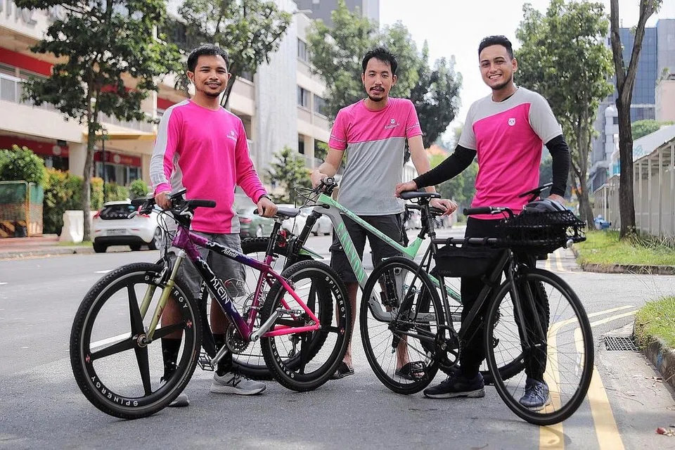 BERBASIKAL UNTUK AMAL: (Dari kiri) Encik Muhammad Farhan Mohamad Hamdi, Encik Lim Cheng Hwee dan Encik Nur Affandi Rostam akan menunggang basikal sejauh 68 kilometer berdasarkan sumbangan $680 yang mereka dapat kumpulkan hingga 26 September untuk acara Ride for Rainbows yang dianjurkan oleh Club Rainbow. - Foto BH oleh GAVIN FOO