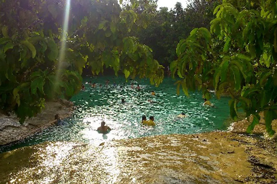 CUKUP INDAH: Emerald Pool, yang terletak sejauh 800 meter dari sempadan hutan, sungguh jernih. Airnya juga hijau kebiru-biruan. 