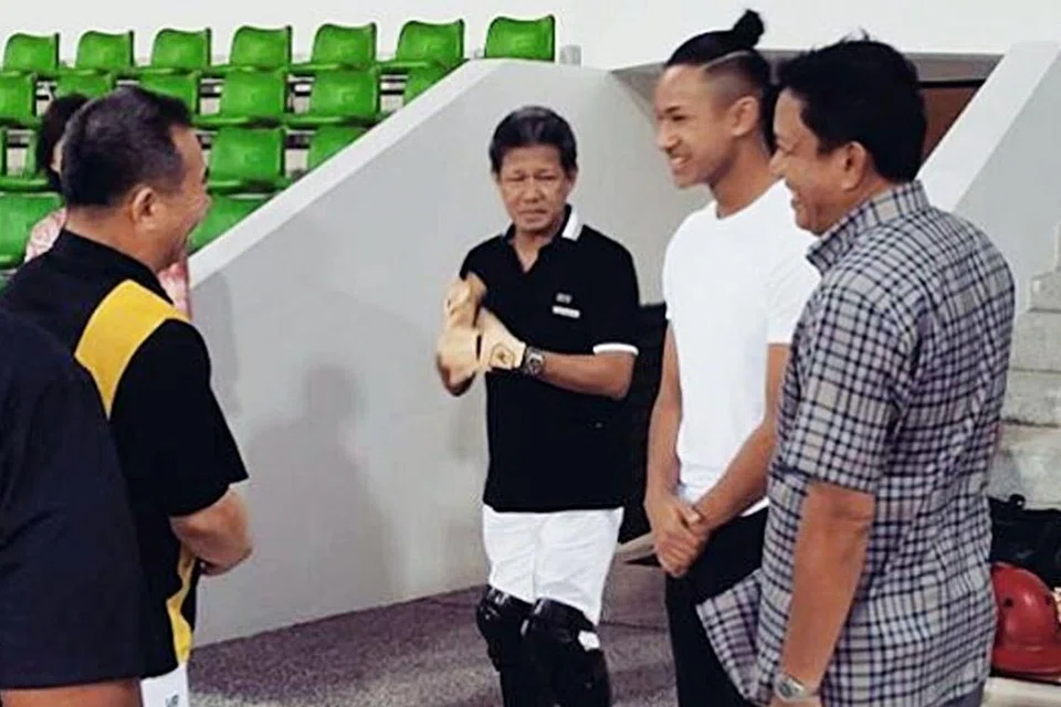 CABARAN BARU: Pemain muda berbakat Brunei, Faiq Jefri Bolkiah (berkemeja-T putih), berpeluang menemui pemilik Leicester yang berasal dari Thailand, Vichai Raksriaksorn (kiri), baru-baru ini. - Foto INSTAGRAM