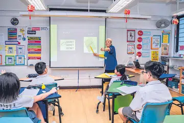 SUMBANG TENAGA: Encik Morni kini aktif menjadi pendamping dan pembimbing bukan sahaja kepada golongan seusianya, malah kepada kanak-kanaksekolah rendah. - Foto BM oleh NUR DIANA TAHA