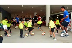 PELBAGAI AKTIVITI DISEDIAKAN: Baik pertandingan futsal lima sepasuk atau bola sepak tujuh sepasuk, terdapat pelbagai acara dan pertandingan bagi memenuhi selera pelbagai lapisan peminat bola sepak setempat. Antara pertandingan yang diaturkan termasuk Fiesta Bola Sepak Singapore United, Espzen Futsal dan 24Seven Street 'King of the Courts'. - Foto-foto fail 
