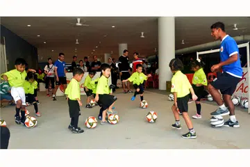 PELBAGAI AKTIVITI DISEDIAKAN: Baik pertandingan futsal lima sepasuk atau bola sepak tujuh sepasuk, terdapat pelbagai acara dan pertandingan bagi memenuhi selera pelbagai lapisan peminat bola sepak setempat. Antara pertandingan yang diaturkan termasuk Fiesta Bola Sepak Singapore United, Espzen Futsal dan 24Seven Street 'King of the Courts'. - Foto-foto fail 