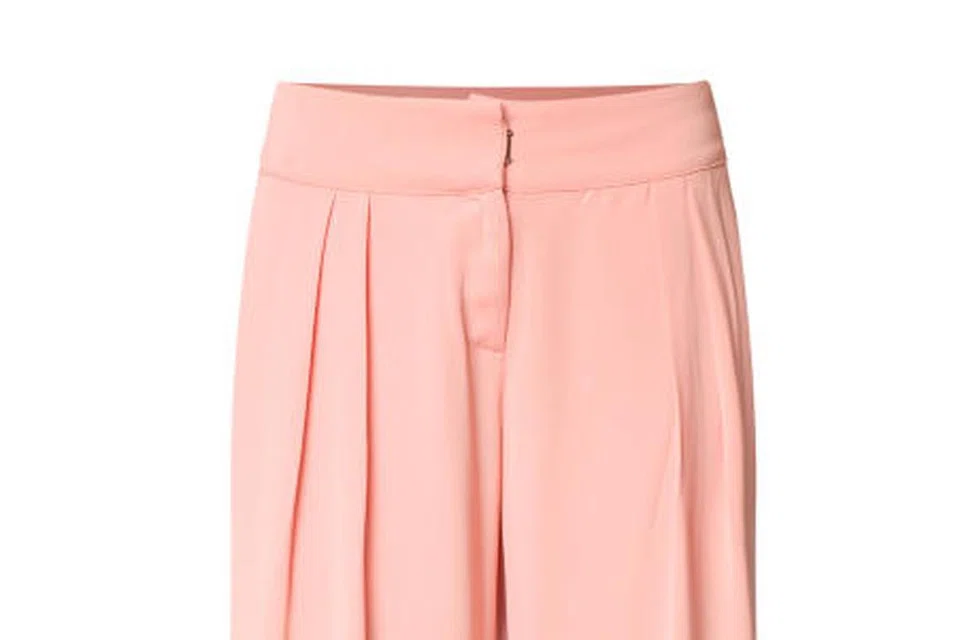 WARNA MAIN PERANAN: Pilihan seluar berwarna gelap secara tidak langsung boleh membuatkan paha anda kelihatan lebih kecil.