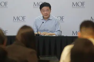 UMUMKAN PAKEJ: Encik Lawrence Wong mengumumkan sebuah Pakej Bantuan $1.5 bilion baru semalam untuk menghulurkan bantuan kepada rakyat Singapura sedang inflasi dan kos sara hidup semakin meningkat, dengan lebih banyak bantuan akan disediakan untuk golongan berpendapatan rendah hingga pertengahan. - Foto BH oleh GIN TAY