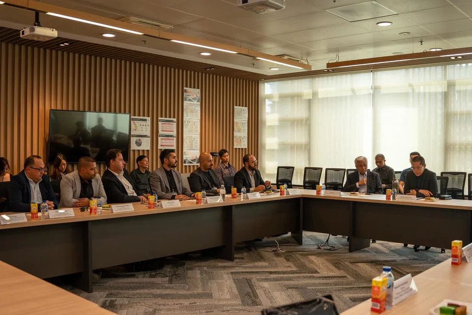 (Dari kanan) Menteri di Pejabat Perdana Menteri yang juga Menteri Kedua (Ehwal Luar merangkap Pendidikan), Dr Mohamad Maliki Osman dan Wakil Singapura bukan bermastautin ke Palestin, Encik Hawazi Daipi, semasa pertemuan dengan delegasi Penguasa Palestin (PA) di Wisma Geylang Serai pada 10 Julai.