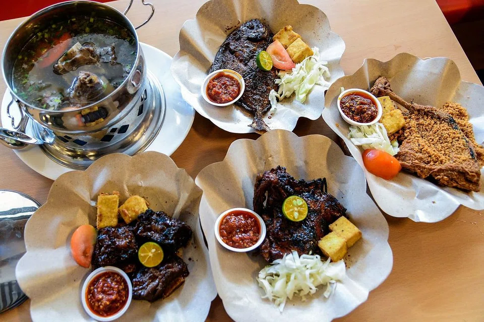 HIDANGAN BARU: (Mengikut putaran jam dari atas kiri) Sup Iga Sapi Jakarta, Bawal Bakar Sos Madu, Bebek Goreng Selingkuh, Bebek Bakar dan Iga Bakar Sos Madu buat masa ini cuma boleh didapati di Dapur Penyet di pusat beli-belah Centrepoint. - Foto-foto IMAN ALIF 