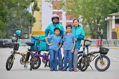 UTAMAKAN KESELAMATAN: Encik Shahfudin Mohamed Sahim (memakai topi keledar) bersama isteri, Cik Nur Sharmin serta kedua anak mereka, Muhammad Jazli Khalish (depan kiri) dan Muhammad Ezra Khairi, gemar berbasikal bersama pada waktu lapang. Mereka sekeluarga mementingkan keselamatan apabila menunggang bersama-sama. 