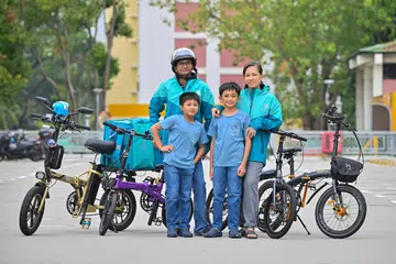 UTAMAKAN KESELAMATAN: Encik Shahfudin Mohamed Sahim (memakai topi keledar) bersama isteri, Cik Nur Sharmin serta kedua anak mereka, Muhammad Jazli Khalish (depan kiri) dan Muhammad Ezra Khairi, gemar berbasikal bersama pada waktu lapang. Mereka sekeluarga mementingkan keselamatan apabila menunggang bersama-sama. 
