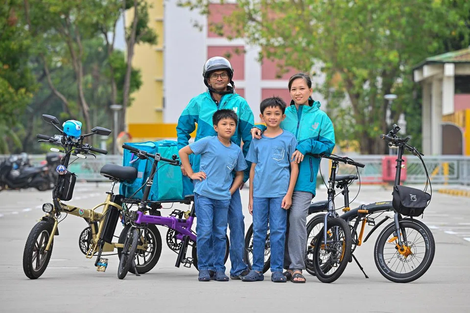 UTAMAKAN KESELAMATAN: Encik Shahfudin Mohamed Sahim (memakai topi keledar) bersama isteri, Cik Nur Sharmin serta kedua anak mereka, Muhammad Jazli Khalish (depan kiri) dan Muhammad Ezra Khairi, gemar berbasikal bersama pada waktu lapang. Mereka sekeluarga mementingkan keselamatan apabila menunggang bersama-sama. 