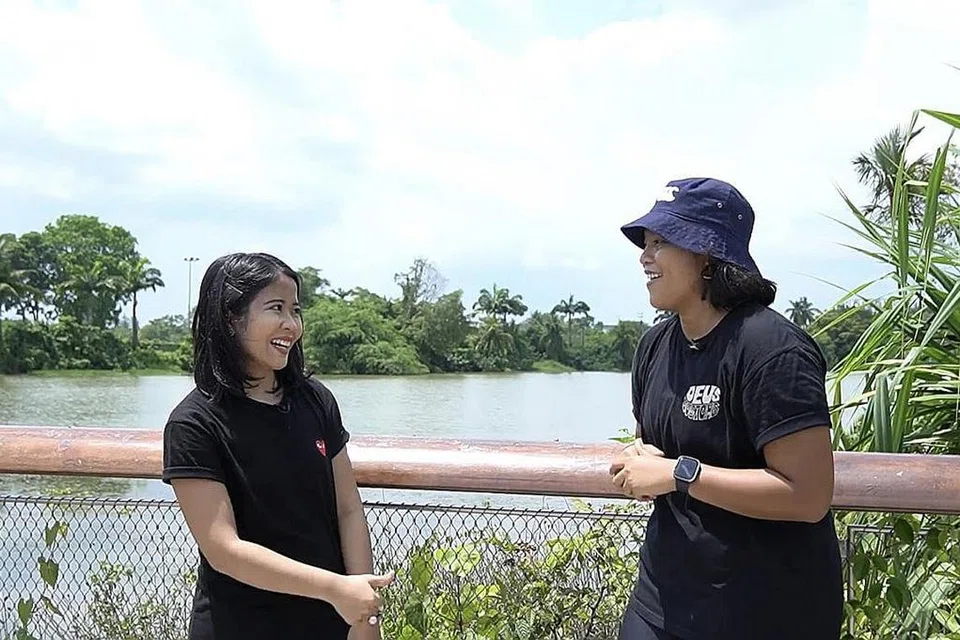 TEROKA JURONG: Wartawan Ervina Mohd Jamil (kiri) dan Zulaiqah Abdul Rahim meneroka Taman Tasik Jurong dan kafe menarik dalam episod The BM Show akan datang. - Foto BH oleh HAZIRAH HANIFAR
