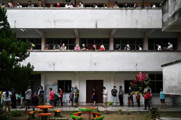 BERATUR PANJANG: Rakyat Malaysia dilihat beratur di sebuah pusat mengundi bagi Pilihan Raya Umum ke-15 di Bera, Pahang pada 19 November 2022. 