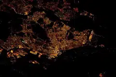 Gambar Singapura pada waktu malam yang diambil angkasawan Amerika, Tim Kopra, dari Stesen Angkasa Antarabangsa yang mengorbit. 