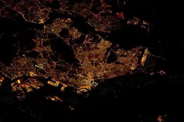 Gambar Singapura pada waktu malam yang diambil angkasawan Amerika, Tim Kopra, dari Stesen Angkasa Antarabangsa yang mengorbit. 
