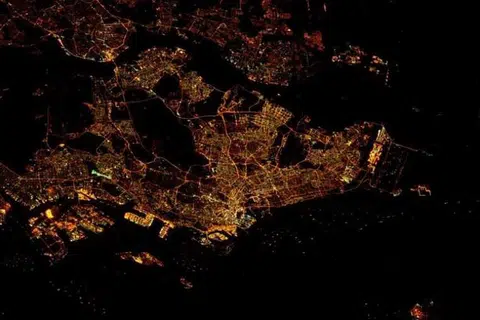 Gambar Singapura pada waktu malam yang diambil angkasawan Amerika, Tim Kopra, dari Stesen Angkasa Antarabangsa yang mengorbit. 