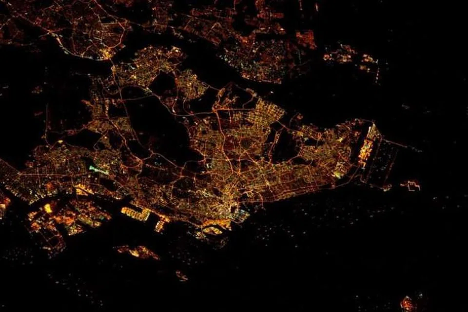Gambar Singapura pada waktu malam yang diambil angkasawan Amerika, Tim Kopra, dari Stesen Angkasa Antarabangsa yang mengorbit. 