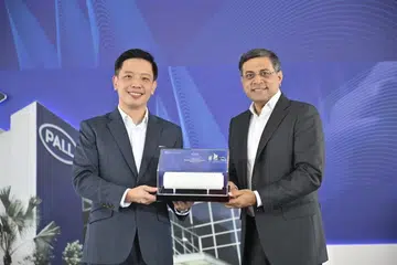 Menteri Negara (Perdagangan dan Perusahaan merangkap Kebudayaan, Masyarakat dan Belia), Encik Alvin Tan, bersama Presiden Pall Corporation, Encik Naresh Narasimhan, di majlis pembukaan kemudahan kilang baru syarikat itu di Benoi Sector, Jurong, pada 13 Jun. 