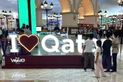 Orang ramai mengunjungi pusat beli-belah di Doha pada 23 Mac 2026, ketika Qatar berdepan kesan konflik serantau yang kian meruncing. Negara Teluk yang kaya dengan gas itu kini berada dalam “kejutan strategik” selepas perang antara Amerika Syarikat, Israel dengan Iran memberi tamparan besar kepada ekonominya serta mencetuskan kesan berantai ke seluruh dunia. Keadaan itu menggambarkan bagaimana Qatar, yang terperangkap antara dua kuasa besar tersebut, terpaksa berdepan realiti baharu yang mencabar kestabilan ekonomi dan kedudukannya sebagai hab sejagat.