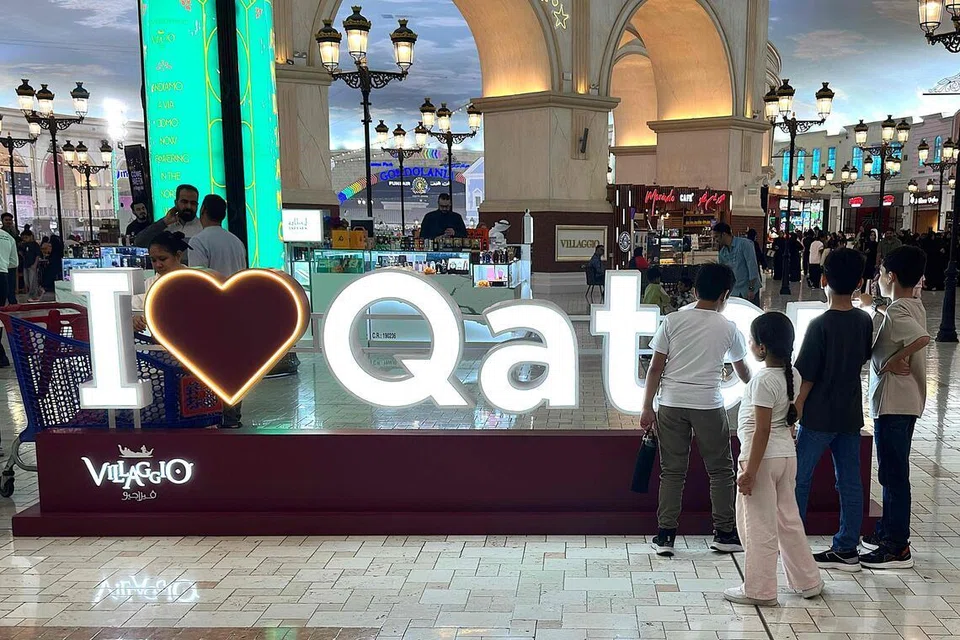 Orang ramai mengunjungi pusat beli-belah di Doha pada 23 Mac 2026, ketika Qatar berdepan kesan konflik serantau yang kian meruncing. Negara Teluk yang kaya dengan gas itu kini berada dalam “kejutan strategik” selepas perang antara Amerika Syarikat, Israel dengan Iran memberi tamparan besar kepada ekonominya serta mencetuskan kesan berantai ke seluruh dunia. Keadaan itu menggambarkan bagaimana Qatar, yang terperangkap antara dua kuasa besar tersebut, terpaksa berdepan realiti baharu yang mencabar kestabilan ekonomi dan kedudukannya sebagai hab sejagat.