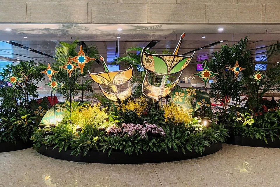 Wau bulan yang unik kepada masyarakat Melayu turut dipaparkan dalam hiasan Hari Raya di Lapangan Terbang Changi.
