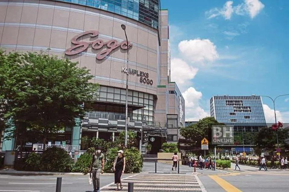 CEGAH PENULARAN: Setiap pelanggan akan diarahkan untuk menjarakkan diri dalam skala 100 kaki persegi bagi setiap orang semasa berada dalam kompleks Sogo di Kuala Lumpur.