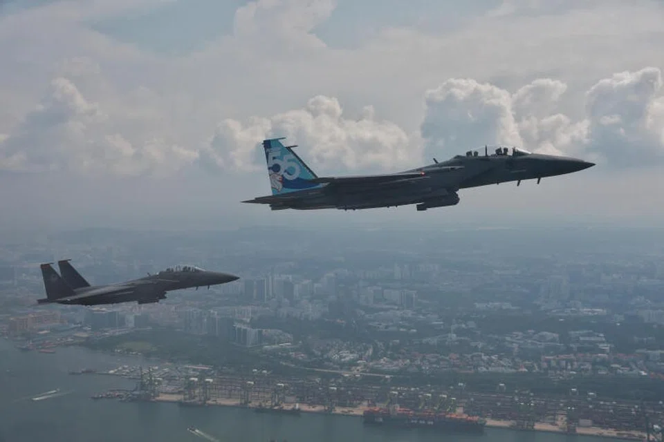 PELUANG SEKALI SEUMUR HIDUP: Seronok dapat menaiki pesawat tentera, Pengangkutan Tangki Pelbagai Peranan (MRTT) A330, yang boleh melakukan pengisian semula di udara di tengah penerbangan, dengan disambut dua jet pejuang F-15SG.