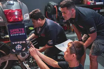 SEMAKIN AKTIF DI MEDIA SOSIAL: Dengan kedatangan Covid-19, Encik Lutfi Razak (kanan), pemilik Waste Garage Scooters, lebih aktif di ruang media sosial, khususnya Instagram, untuk memuat naik foto Vespa sekali gus mempromosikan perkhidmatan beliau. - Foto ihsan LUTFI RAZAK