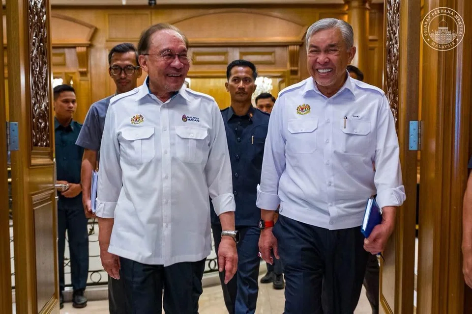 Perdana Menteri Malaysia yang juga Pengerusi Pakatan Harapan (PH)(, Datuk Seri Anwar Ibrahim (kiri) berjalan beriringan bersama Timbalannya, Datuk Seri Dr Ahmad Zahid Hamidi merangkap Pengerusi Barisan Nasional (BN) usai mesyuarat Kabinet Kerajaan Perpaduan di Putrajaya, pada 22 Julai. Foto ini dikongsikan Datuk Anwar di Facebook, ketika PH dan BN menjadi seteru dalam Pilihan Raya Negeri (PRN) Negeri Sembilan ke-16, pada 1 Ogos ini.