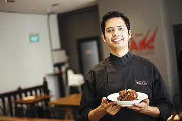 PERNAH BELAJAR ASAL USUL RENDANG: Encik Mohamad Ariff Mohamad Zin (gambar kiri), anak pemilik kedai makan Rumah Makan Minang, berpendapat penting memelihara bahasa dan makanan sesuatu budaya seperti rendang. - Foto BM oleh ALVIN HO