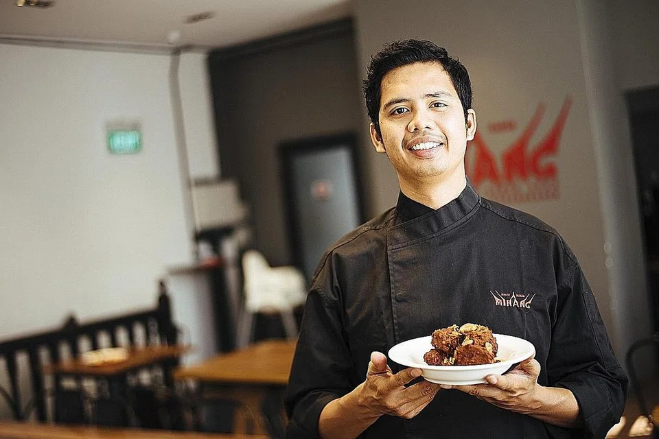 PERNAH BELAJAR ASAL USUL RENDANG: Encik Mohamad Ariff Mohamad Zin (gambar kiri), anak pemilik kedai makan Rumah Makan Minang, berpendapat penting memelihara bahasa dan makanan sesuatu budaya seperti rendang. - Foto BM oleh ALVIN HO