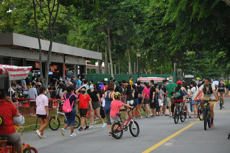Menteri Kemampanan dan Sekitaran Grace Fu mengingatkan orang ramai agar berhati-hati dan mengamalkan jarak selamat semasa tempoh Tahun Baru Cina.
