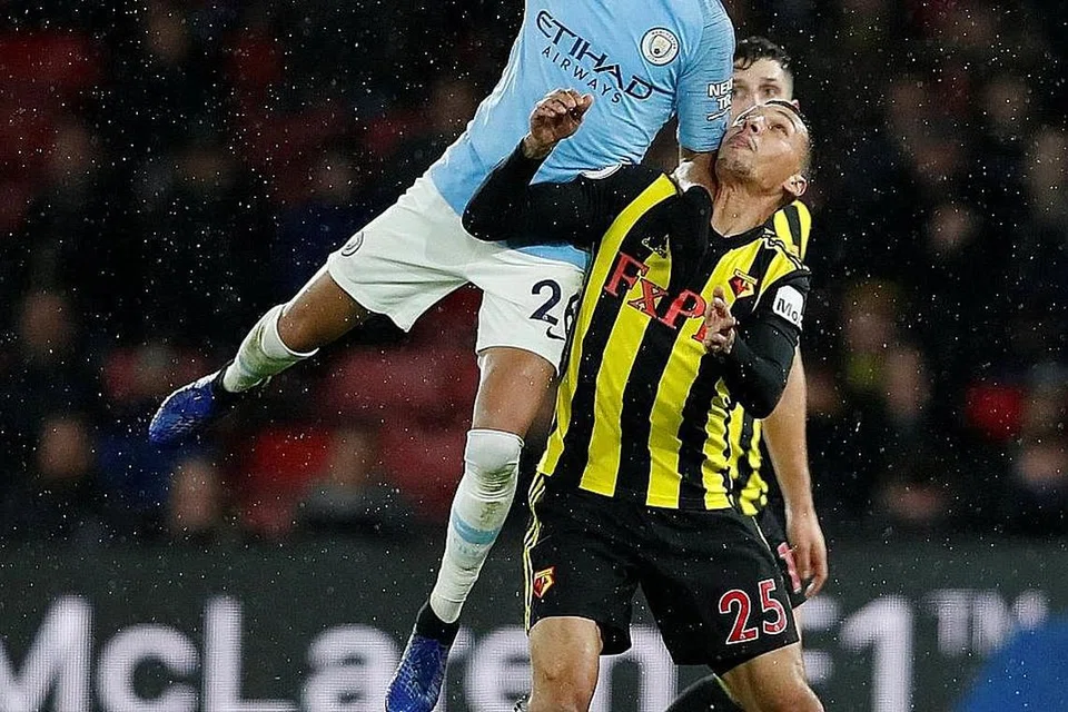 PENUH AKSI: Royad Mahrez (kiri), yang cuba merebut bola daripada Jose Holebas, cemerlang bermain buat Manchester City dalam kemenangan pasukannya ke atas Watford. - Foto REUTERS