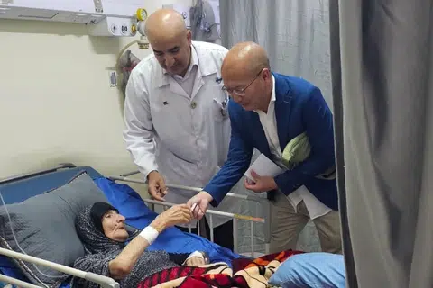 Pengasas Love Aid Singapore, Encik Gilbert Goh (kanan) menghulurkan derma kepada seorang pesakit di Hospital Pemerintah Jenin di Tebing Barat pada Ogos.