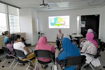 KUMPULAN SOKONGAN: ADA menawarkan program sokongan bagi pengasuh mereka yang menghadapi demensia. Gambar ini dirakam sebelum penularan Covid-19 di Singapura. - Foto PERSATUAN PENYAKIT ALZHEIMER
