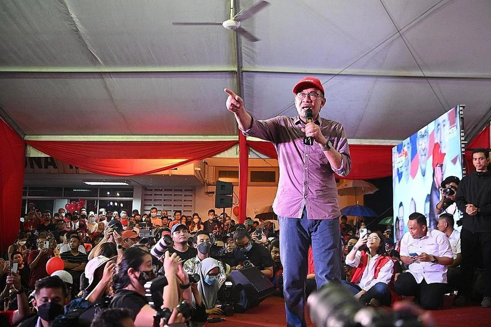"Saya tak kisah orang melabel saya sebagai 'PM Tepi' asalkan saya tidak gadai maruah bangsa, khianat mandat dan sakau wang rakyat. Saya berjuang dalam medan PRU15 kali ini untuk peroleh mandat rakyat bagi memungkinkan agenda perubahan dan budaya tadbir urus yang baik dapat dilaksana." - Datuk Seri Anwar Ibrahim, Pengerusi Pakatan Harapan (PH).