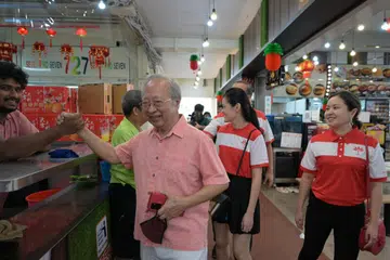BERTEMU PENDUDUK: Dr Tan Cheng Bok dilihat di Pasar West Coast pada 27 Januari di mana ahli parti bertemu para penduduk.